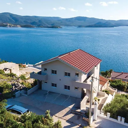 Apartmán One-bedroom With Sea View 02 *